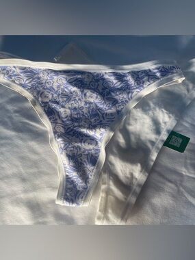 GapBody Thongs Floral Blue & White/White-2 Pr. Size Medium